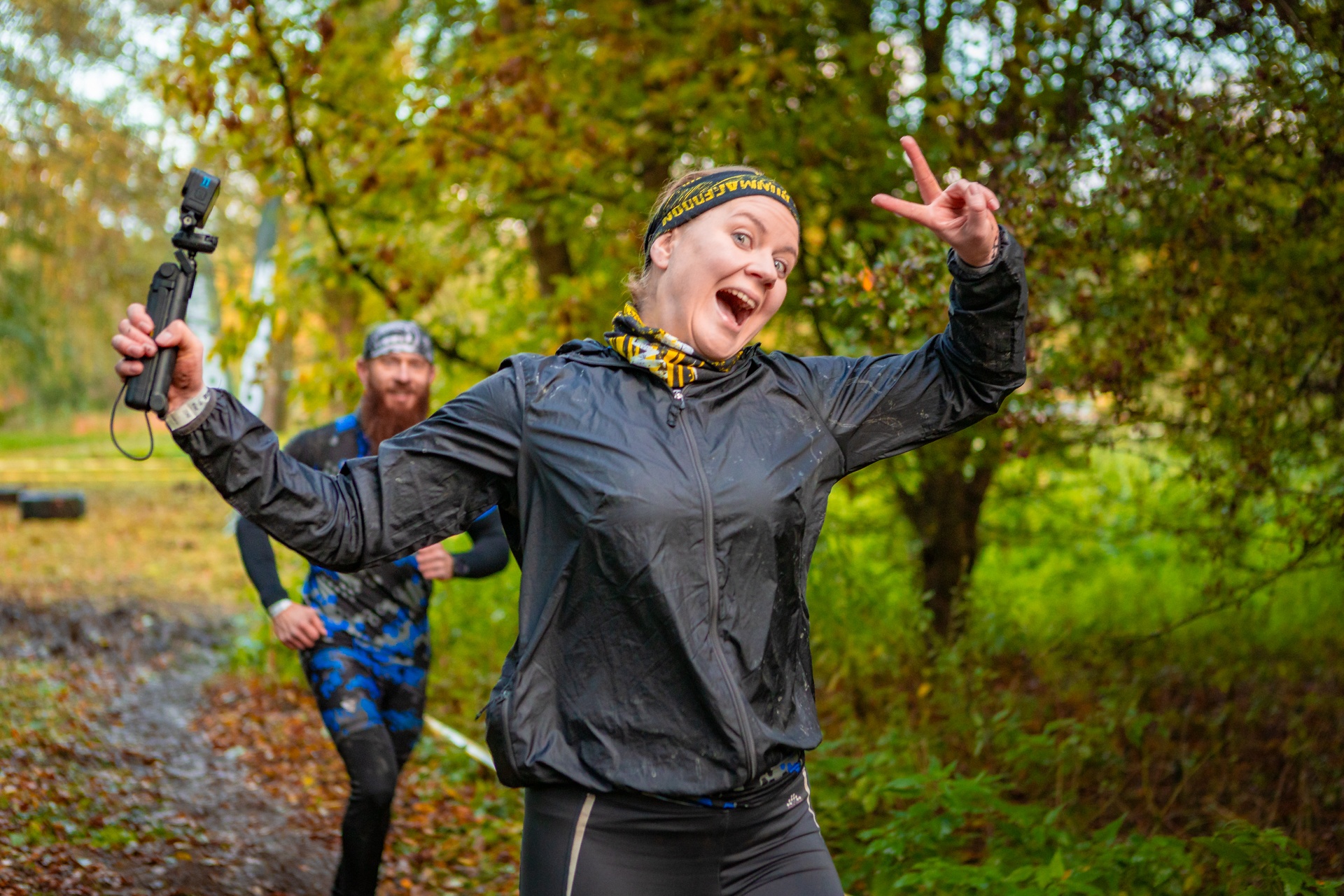 Powiększ obraz: Uczestnicy zawodów Runmageddon 2025 na terenie gminy Długołęka pod Wrocławiem.