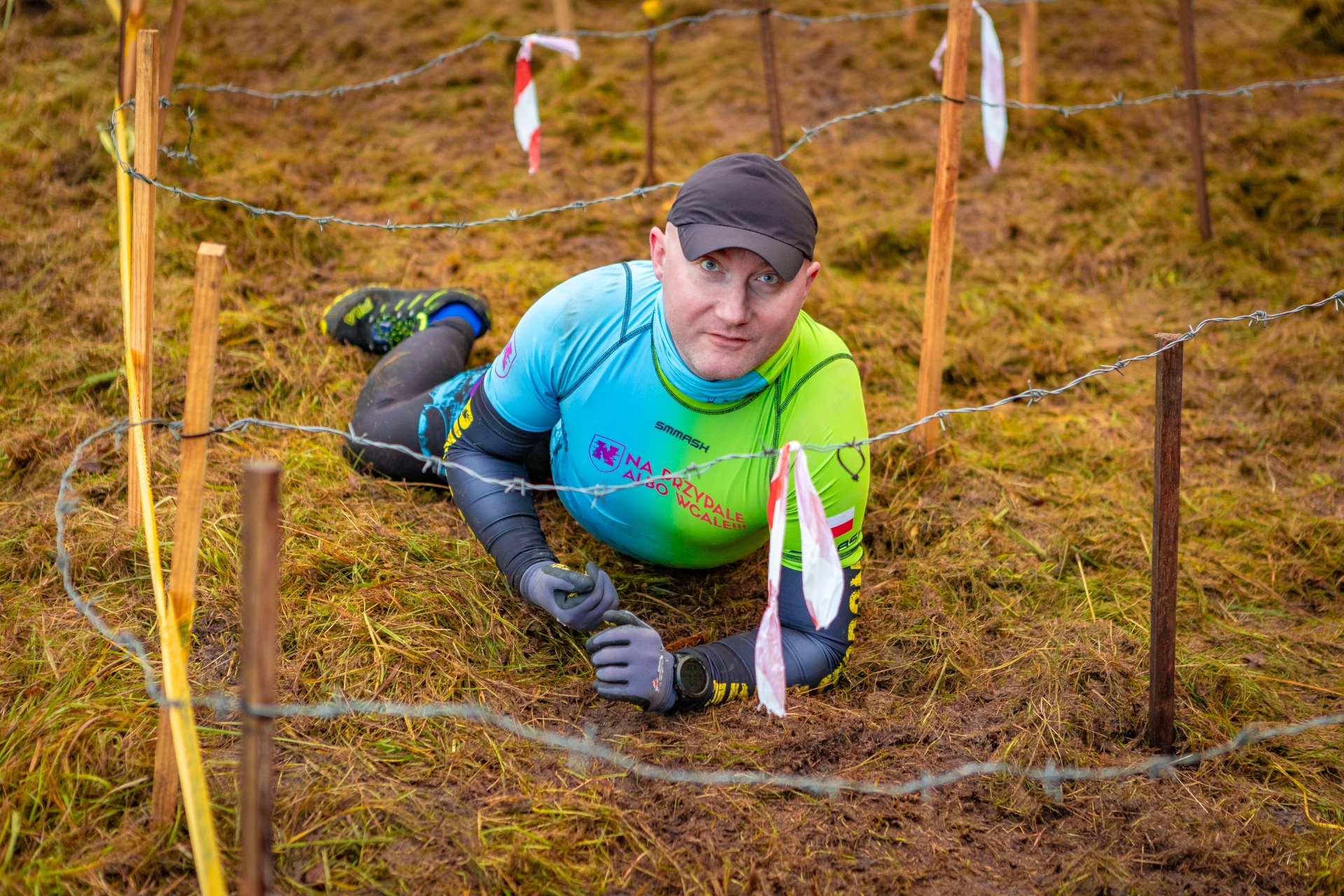 Powiększ obraz: Uczestnicy zawodów Runmageddon 2025 na terenie gminy Długołęka pod Wrocławiem.