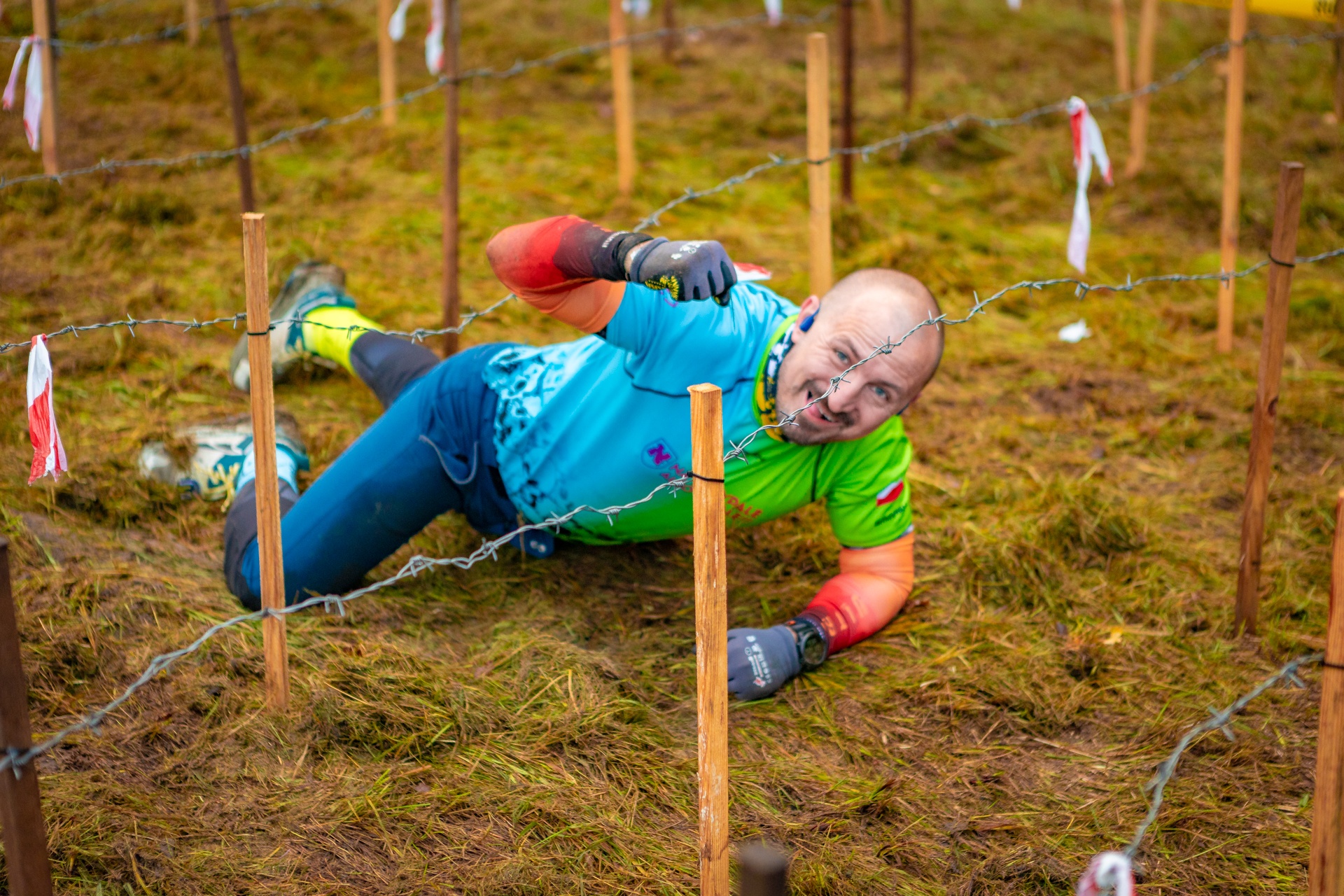 Powiększ obraz: Uczestnicy zawodów Runmageddon 2025 na terenie gminy Długołęka pod Wrocławiem.