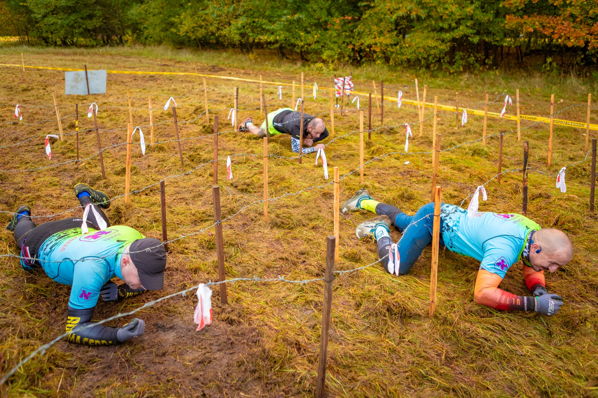 Powiększ obraz: Uczestnicy zawodów Runmageddon 2025 na terenie gminy Długołęka pod Wrocławiem.