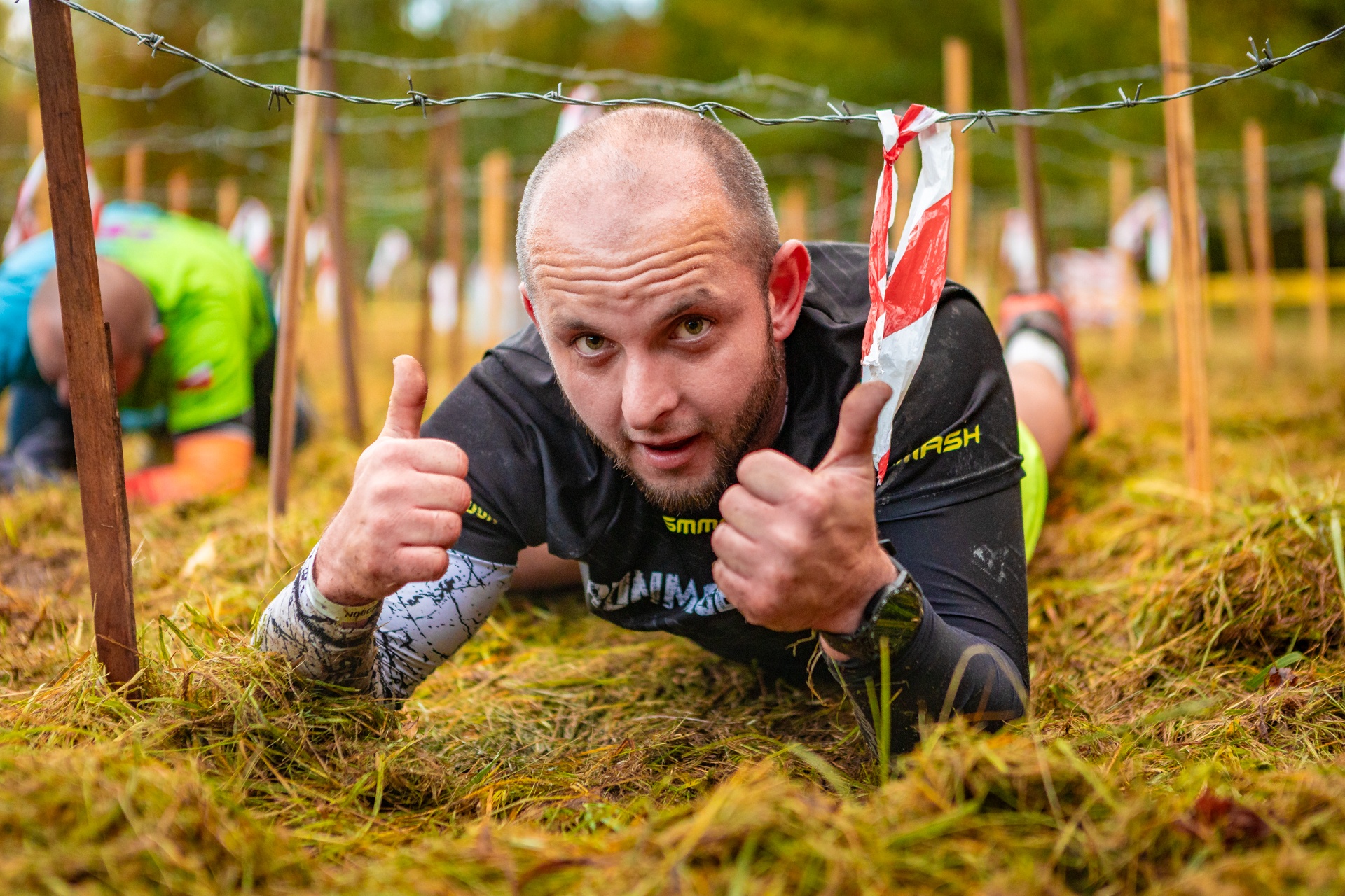 Powiększ obraz: Uczestnicy zawodów Runmageddon 2025 na terenie gminy Długołęka pod Wrocławiem.