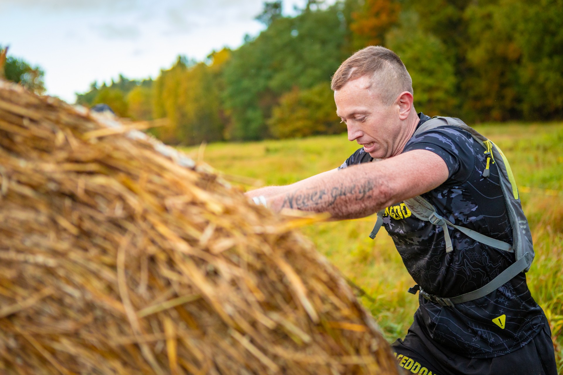 Powiększ obraz: Uczestnicy zawodów Runmageddon 2025 na terenie gminy Długołęka pod Wrocławiem.