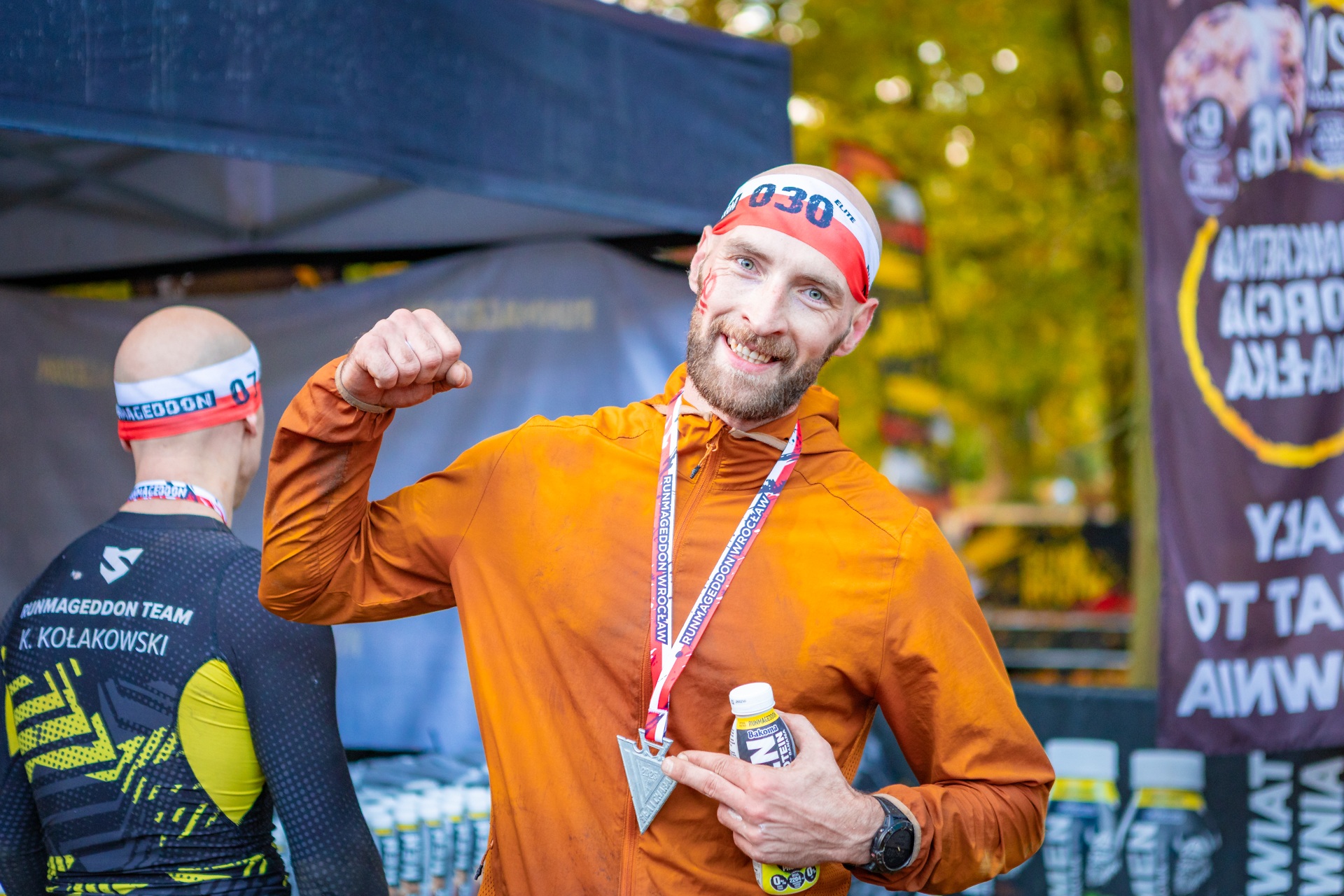 Powiększ obraz: Uczestnicy zawodów Runmageddon 2025 na terenie gminy Długołęka pod Wrocławiem.