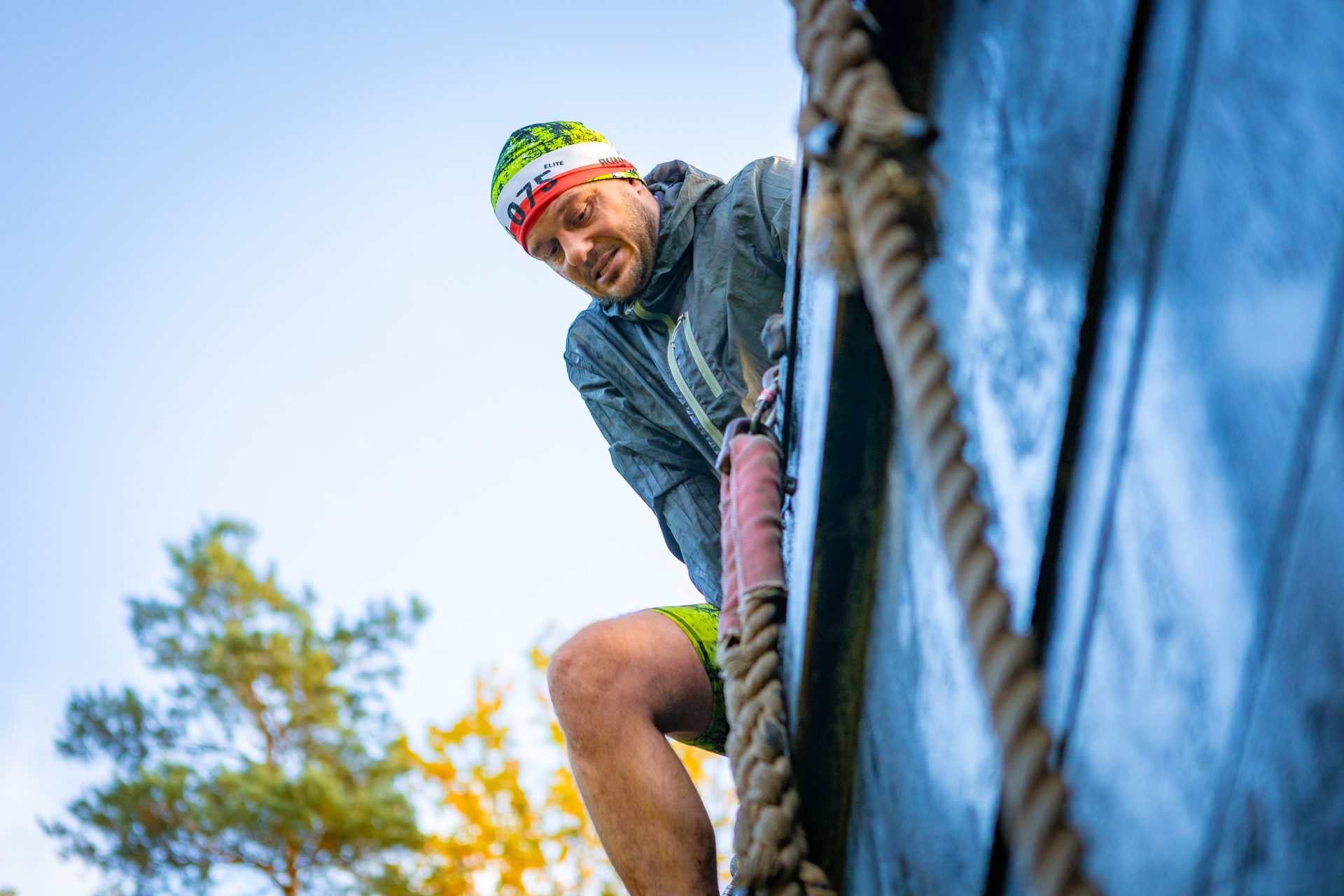 Powiększ obraz: Uczestnicy zawodów Runmageddon 2025 na terenie gminy Długołęka pod Wrocławiem.