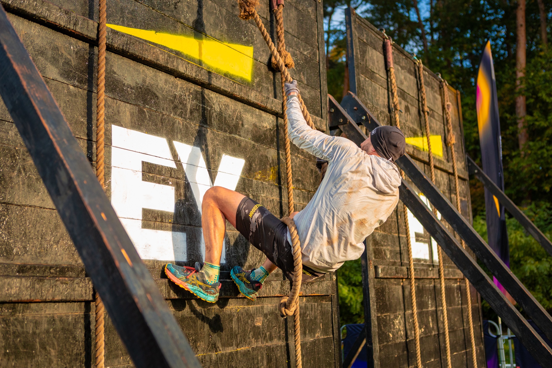 Powiększ obraz: Uczestnicy zawodów Runmageddon 2025 na terenie gminy Długołęka pod Wrocławiem.