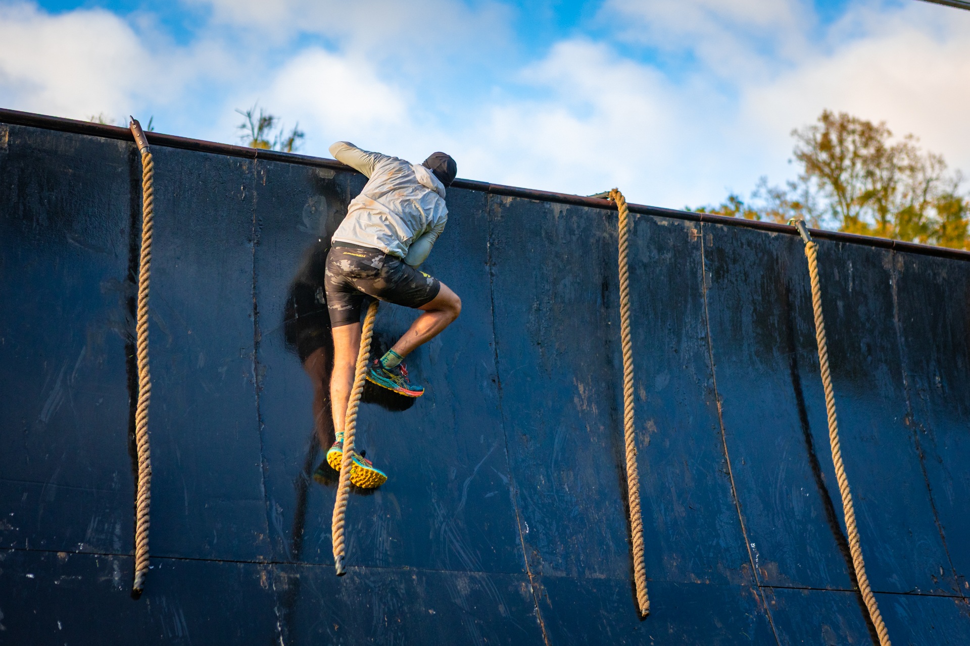 Powiększ obraz: Uczestnicy zawodów Runmageddon 2025 na terenie gminy Długołęka pod Wrocławiem.