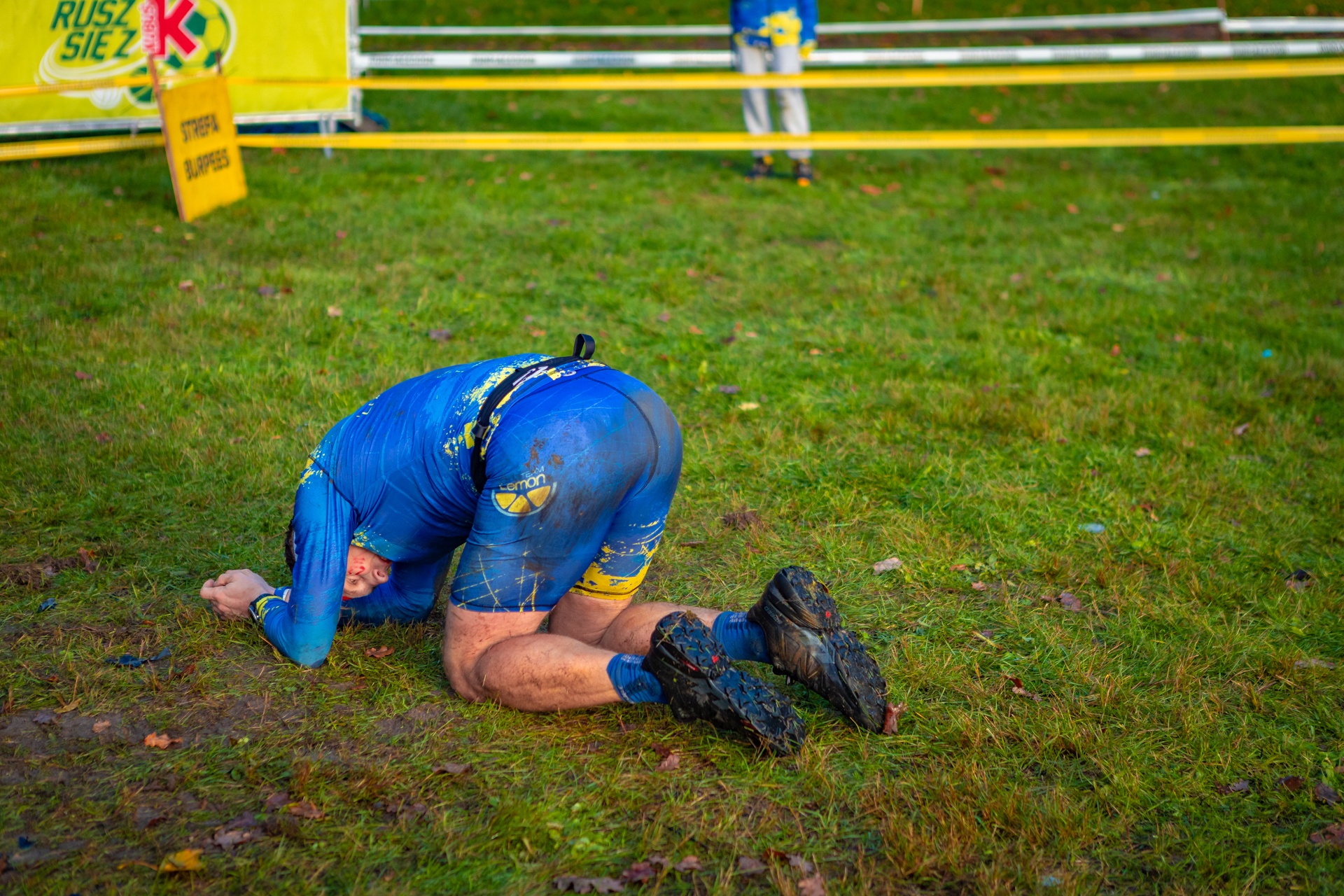 Powiększ obraz: Uczestnicy zawodów Runmageddon 2025 na terenie gminy Długołęka pod Wrocławiem.