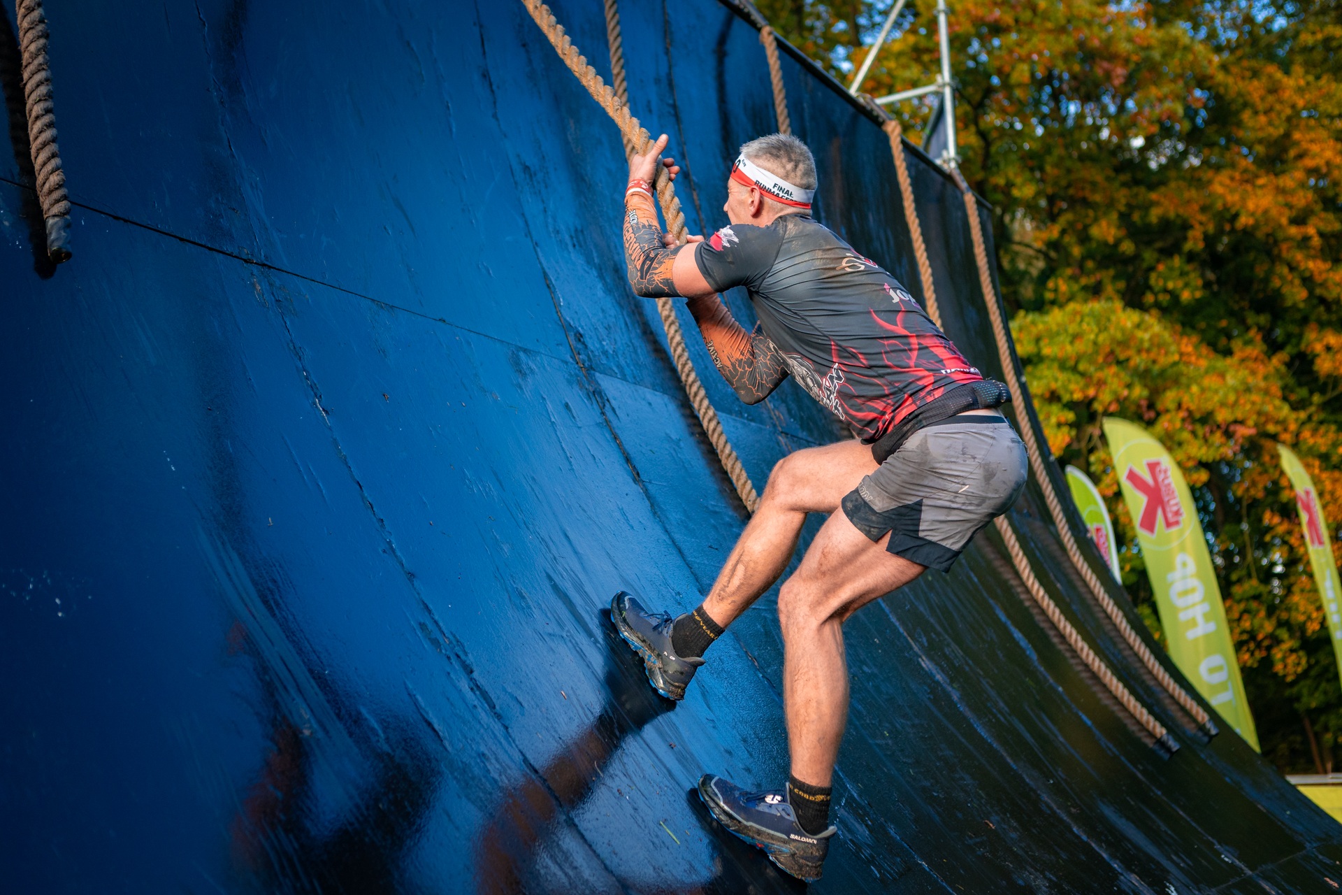 Powiększ obraz: Uczestnicy zawodów Runmageddon 2025 na terenie gminy Długołęka pod Wrocławiem.