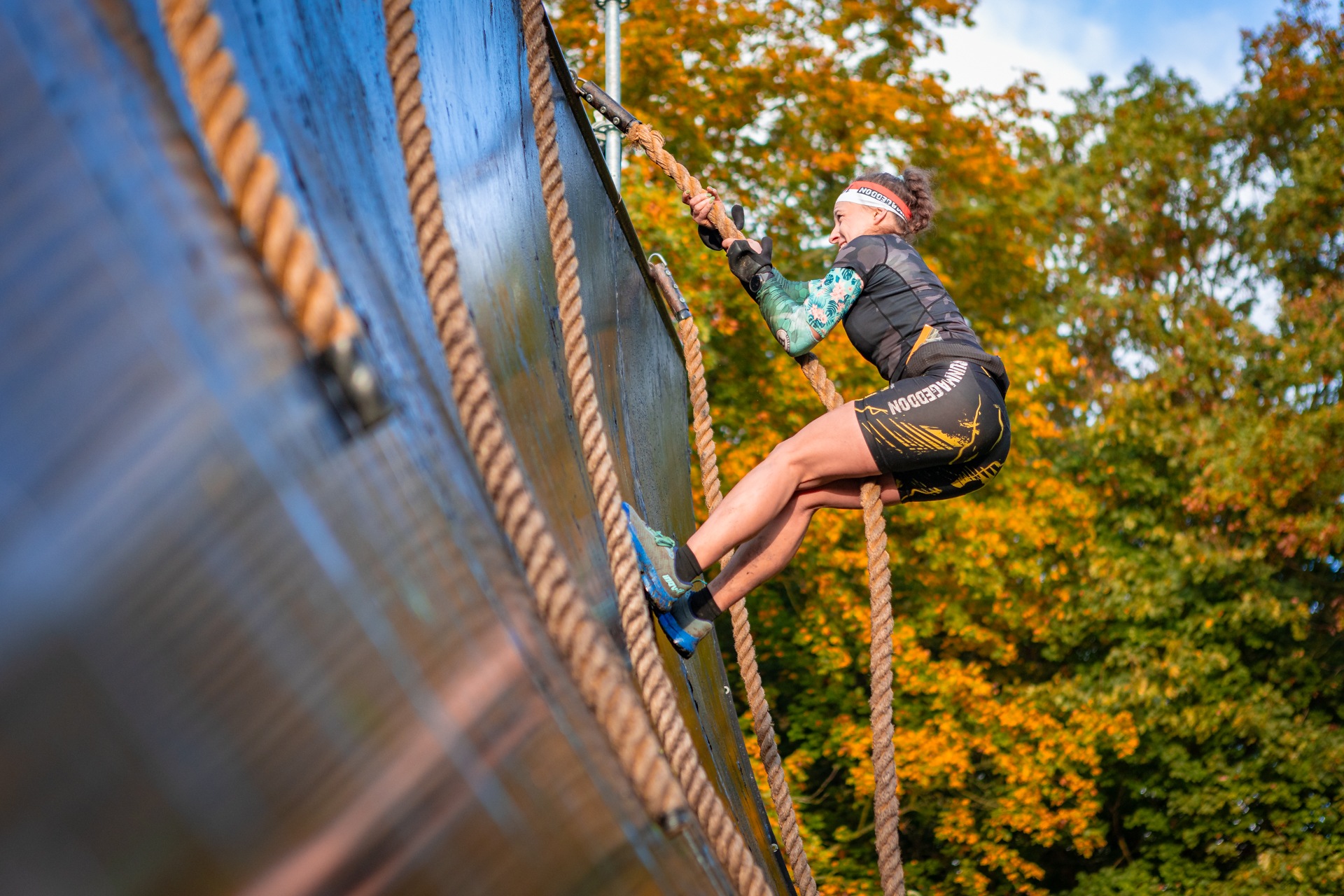 Powiększ obraz: Uczestnicy zawodów Runmageddon 2025 na terenie gminy Długołęka pod Wrocławiem.