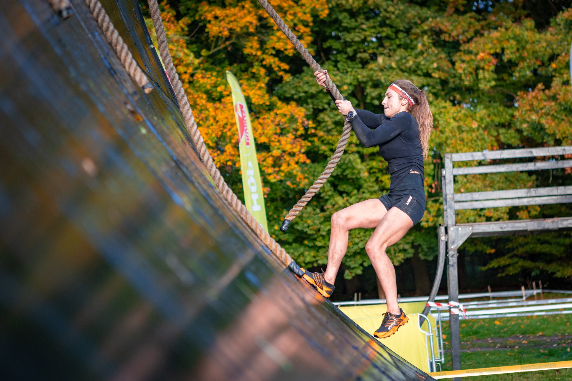 Powiększ obraz: Uczestnicy zawodów Runmageddon 2025 na terenie gminy Długołęka pod Wrocławiem.