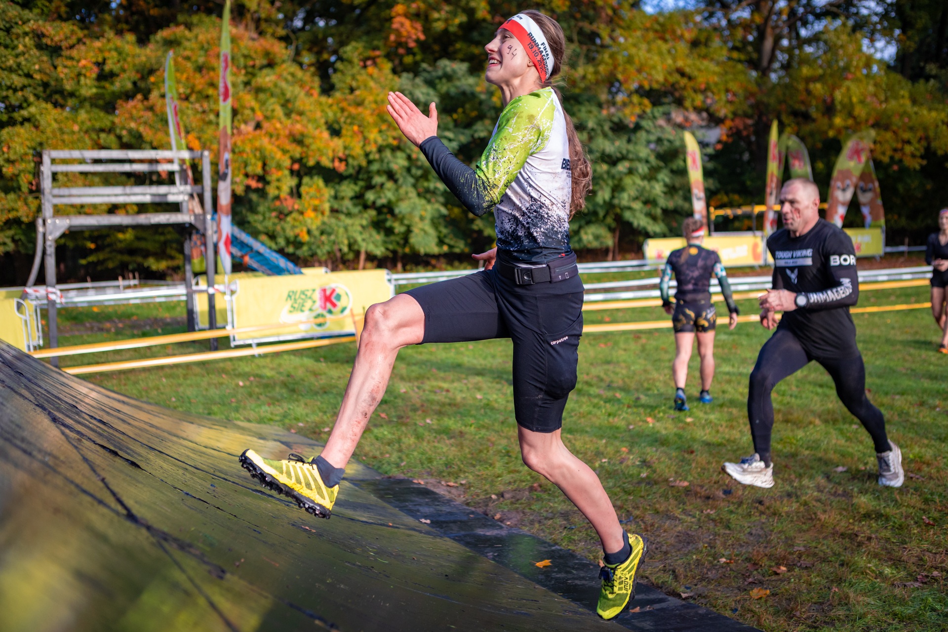 Powiększ obraz: Uczestnicy zawodów Runmageddon 2025 na terenie gminy Długołęka pod Wrocławiem.