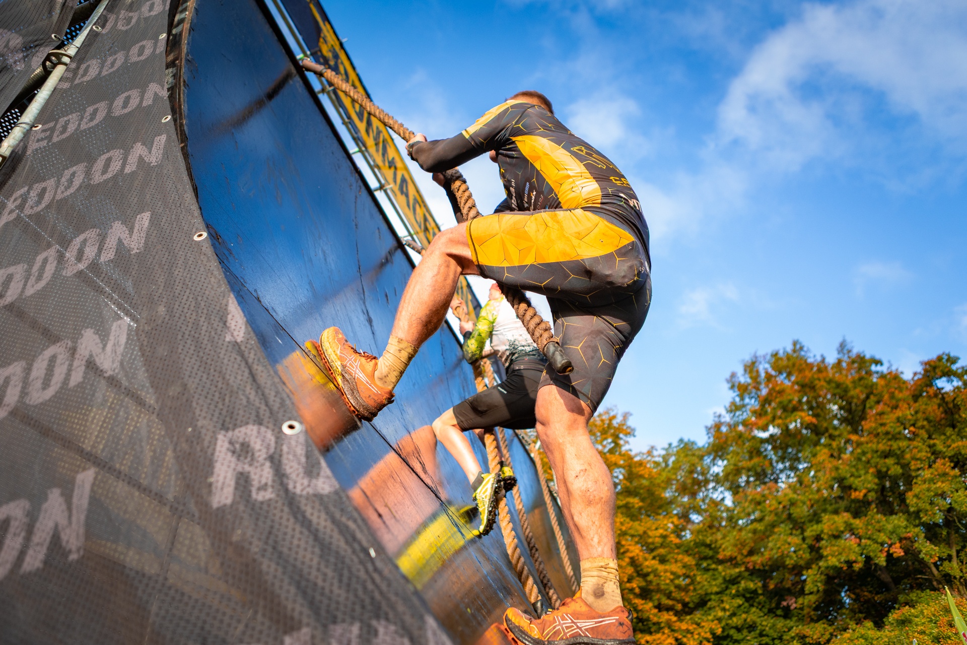 Powiększ obraz: Uczestnicy zawodów Runmageddon 2025 na terenie gminy Długołęka pod Wrocławiem.