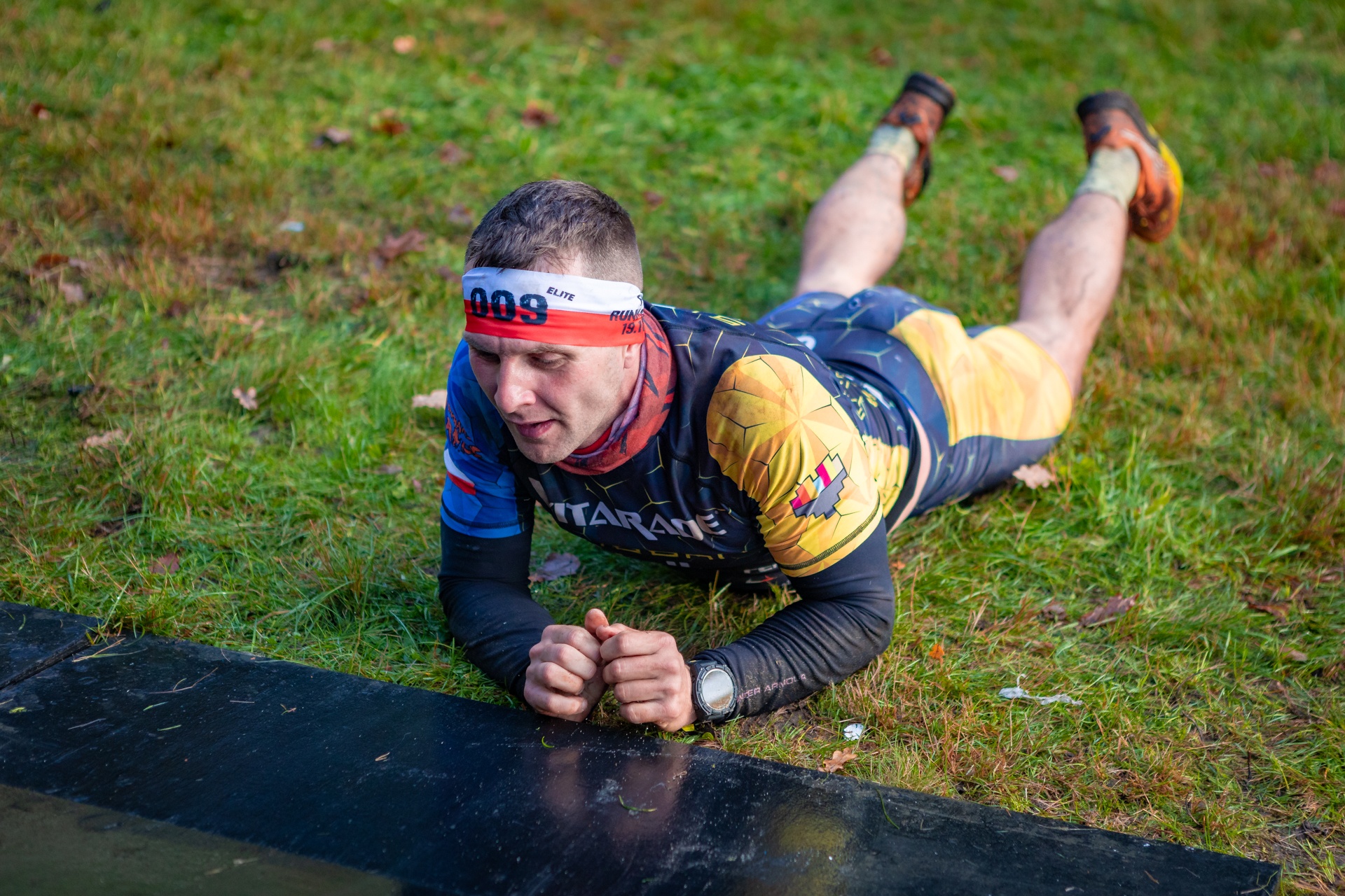 Powiększ obraz: Uczestnicy zawodów Runmageddon 2025 na terenie gminy Długołęka pod Wrocławiem.