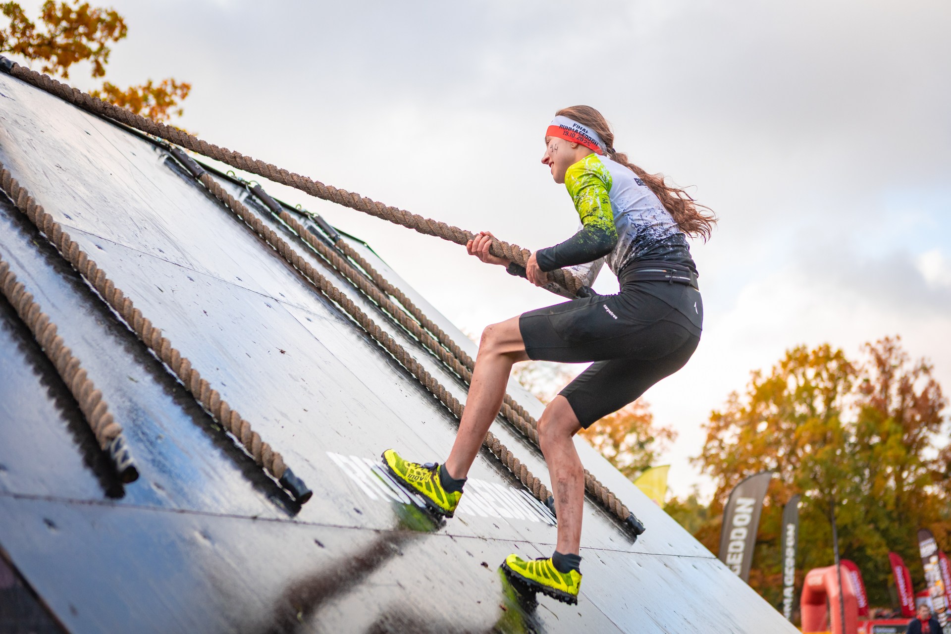 Powiększ obraz: Uczestnicy zawodów Runmageddon 2025 na terenie gminy Długołęka pod Wrocławiem.