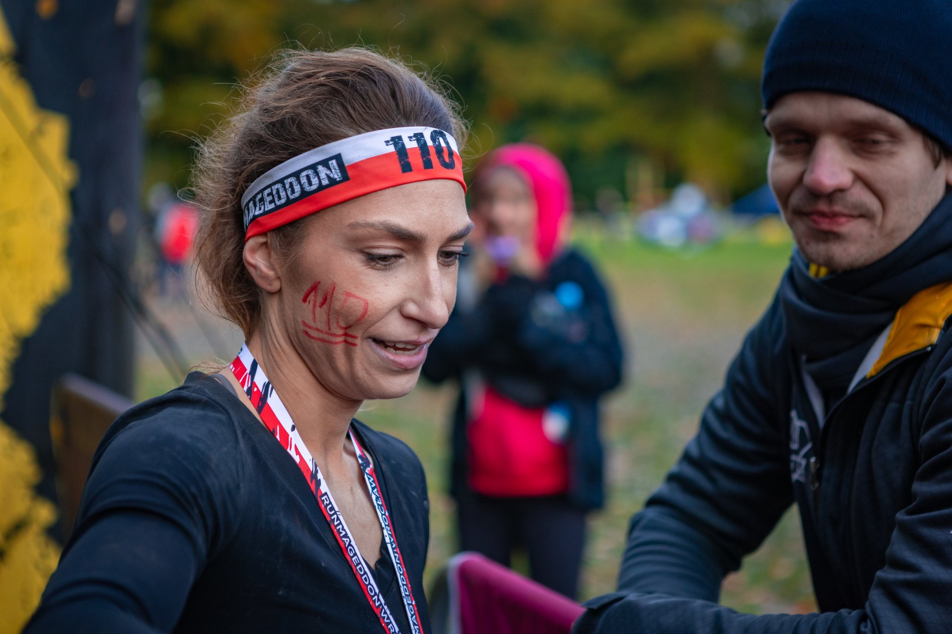Powiększ obraz: Uczestnicy zawodów Runmageddon 2025 na terenie gminy Długołęka pod Wrocławiem.