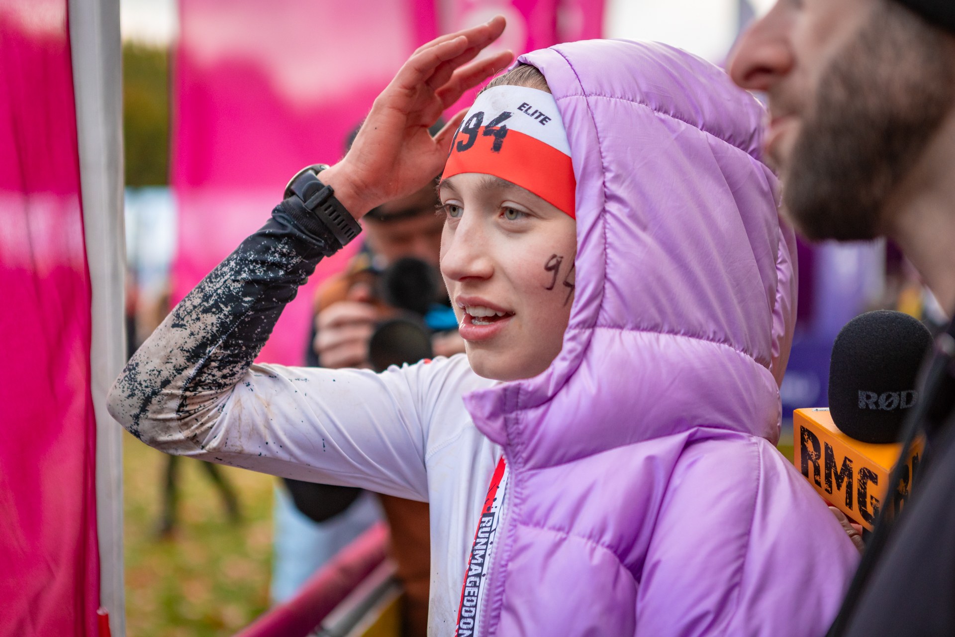 Powiększ obraz: Uczestnicy zawodów Runmageddon 2025 na terenie gminy Długołęka pod Wrocławiem.