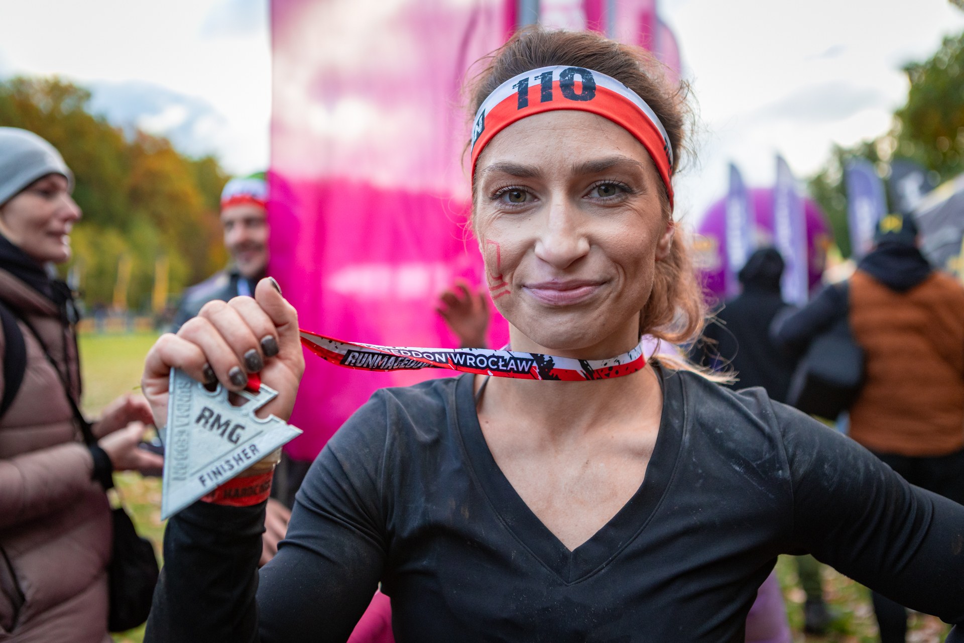 Powiększ obraz: Uczestnicy zawodów Runmageddon 2025 na terenie gminy Długołęka pod Wrocławiem.