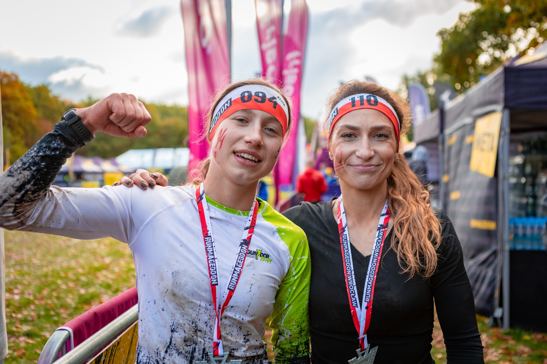 Powiększ obraz: Uczestnicy zawodów Runmageddon 2025 na terenie gminy Długołęka pod Wrocławiem.