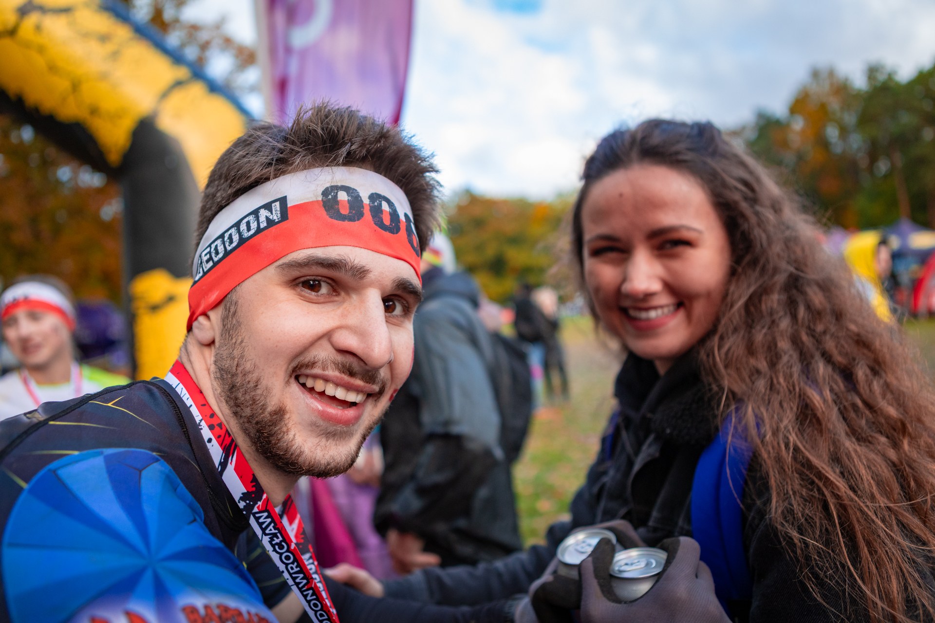 Powiększ obraz: Uczestnicy zawodów Runmageddon 2025 na terenie gminy Długołęka pod Wrocławiem.