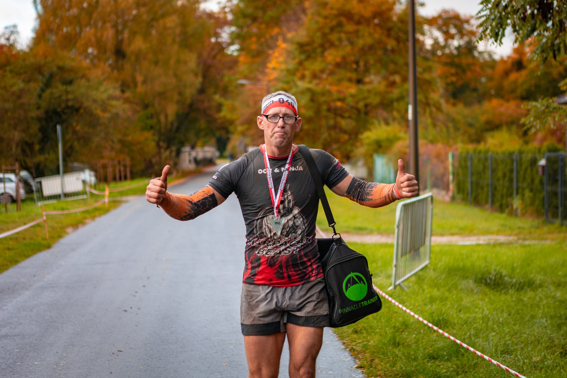 Powiększ obraz: Uczestnicy zawodów Runmageddon 2025 na terenie gminy Długołęka pod Wrocławiem.