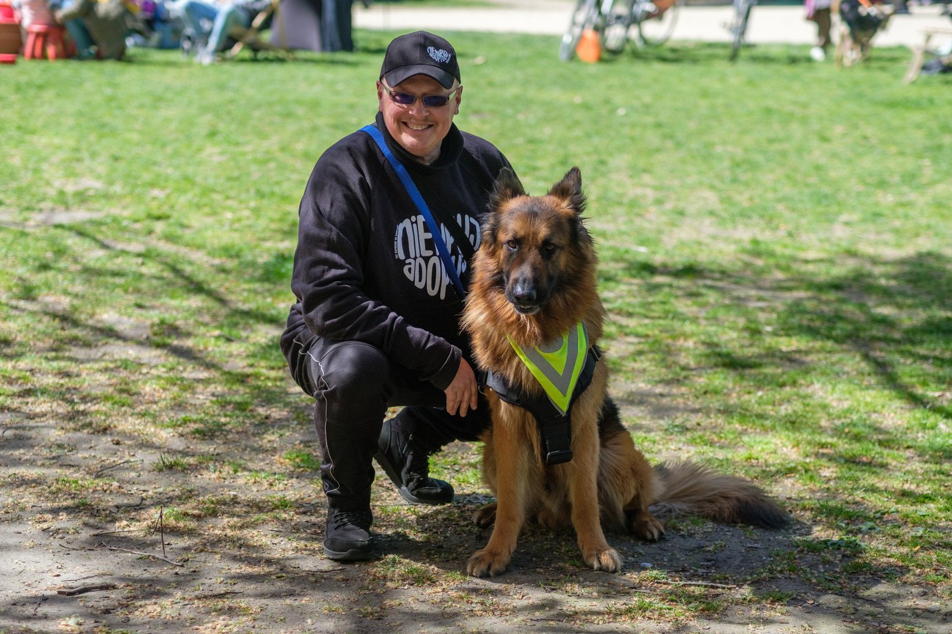 Marcin Księżopolski, kierowca pogotowia dla zwierząt, wraz ze swoim adoptowanym psem o imieniu Horst