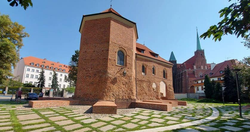 Teren przy kościele św. Marcina po rozszczelnieniu nawierzchni.