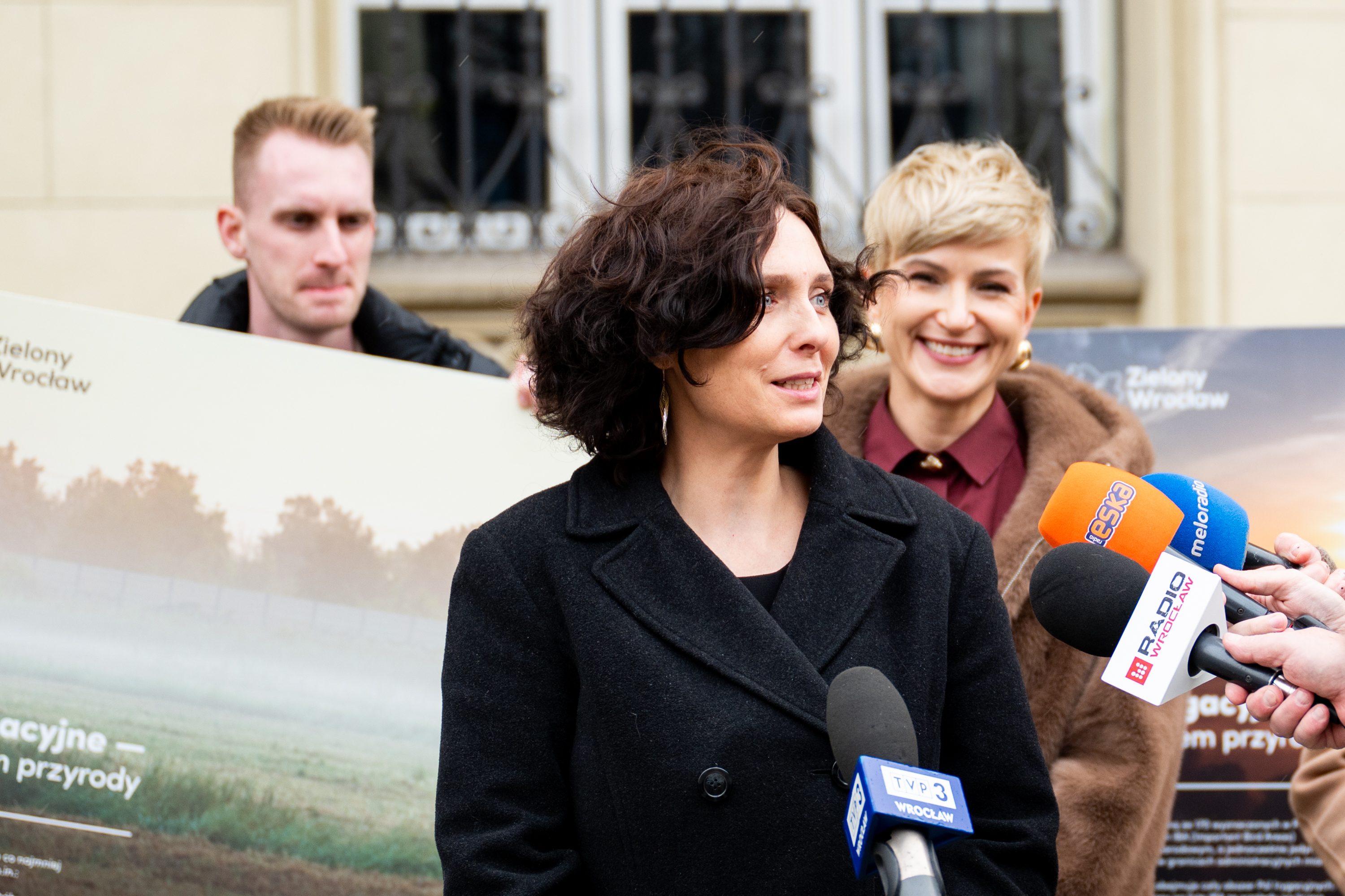 Katarzyna Łapińska, Regionalna Dyrektor Ochrony Środowiska we Wrocławiu, na konferencji po podpisaniu listu intencyjnego w sprawie utworzenia rezerwatu przyrody na polach irygacyjnych