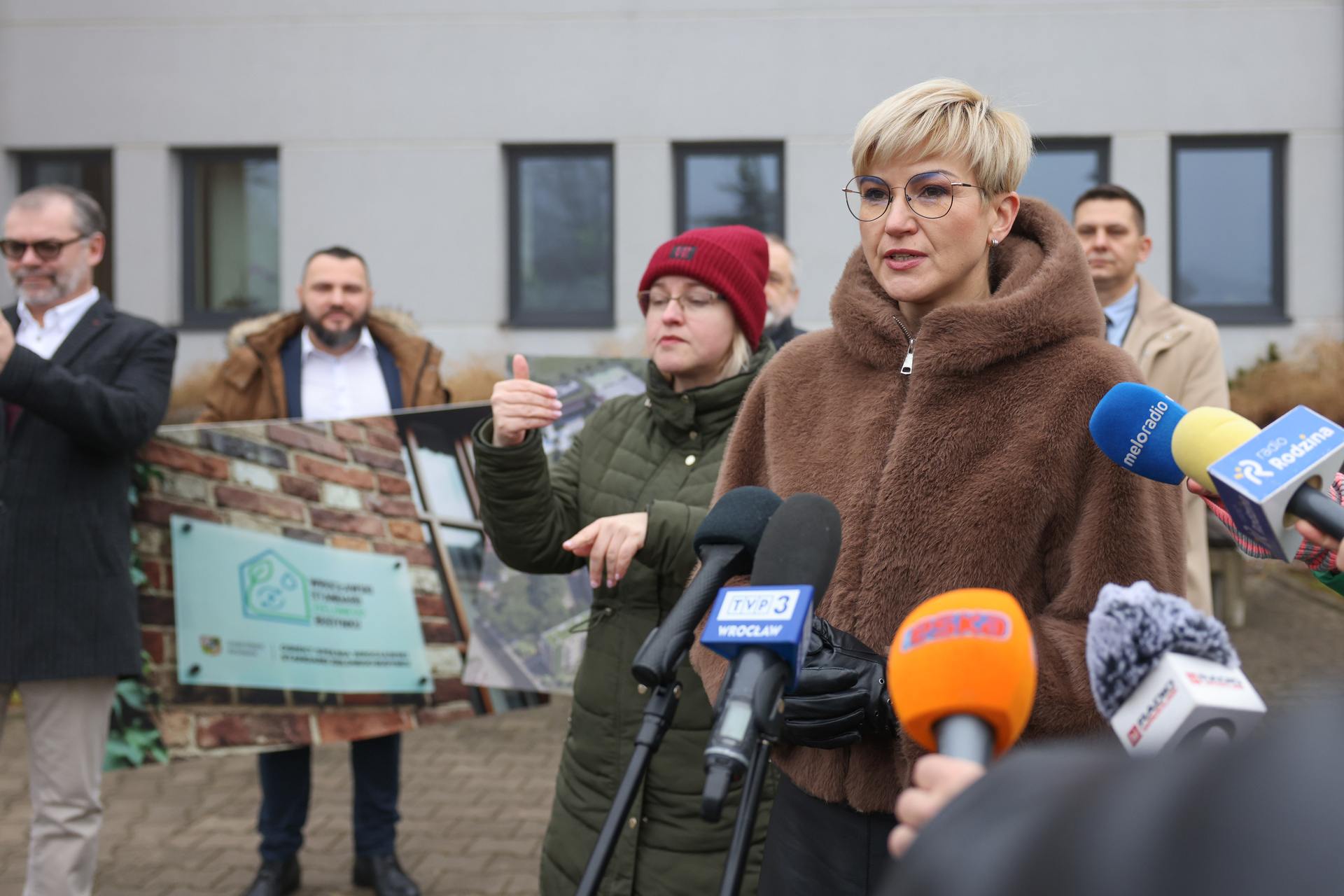 Katarzyna Szymczak-Pomianowska, dyrektorka Departamentu Strategii i Zrównoważonego Rozwoju UMW, podczas konferencji prasowej o Wrocławskim Standardzie Zielonego Budynku