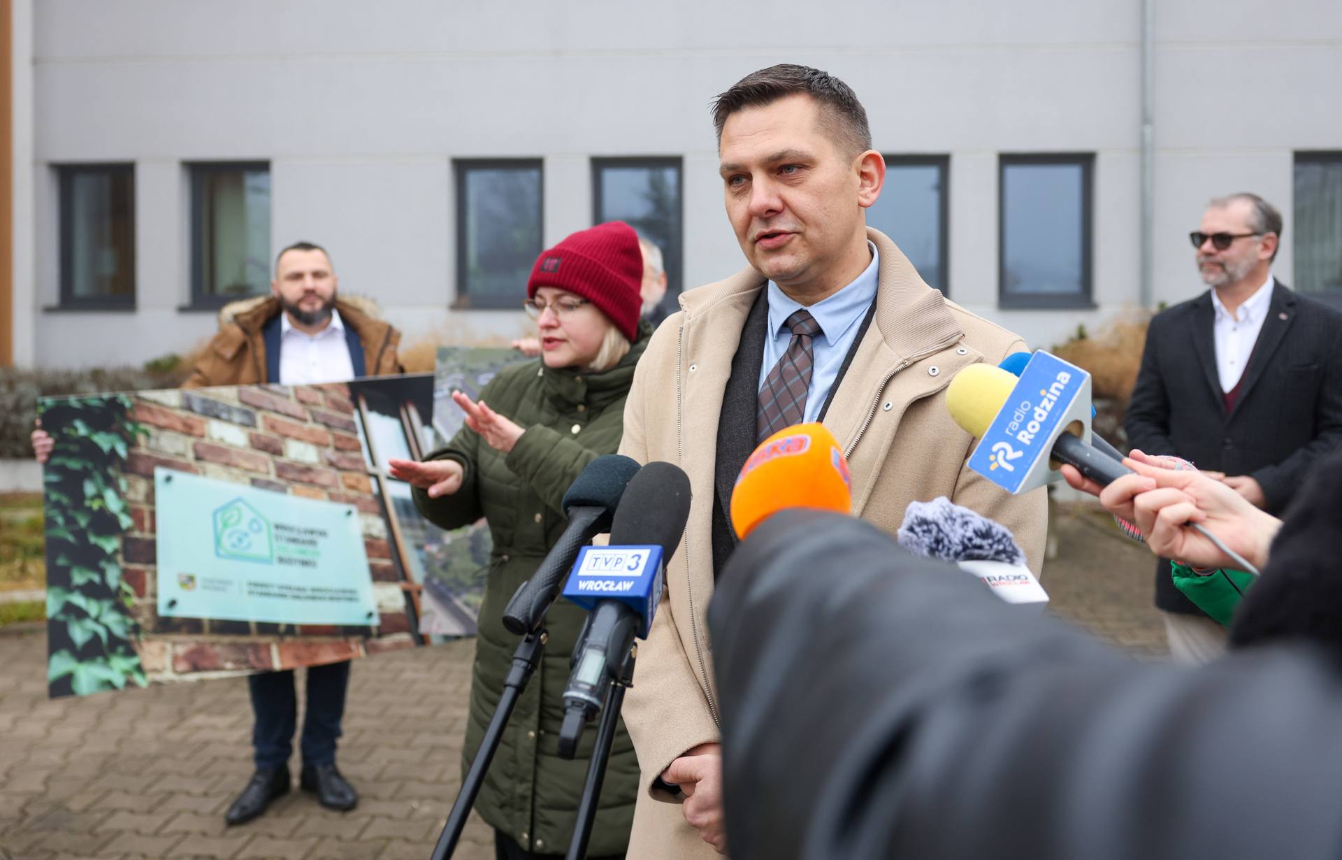 Adam Bułkowski, kierownik Działu Realizacji Inwestycji TBS Wrocław, podczas konferencji prasowej o Wrocławskim Standardzie Zielonego Budynku