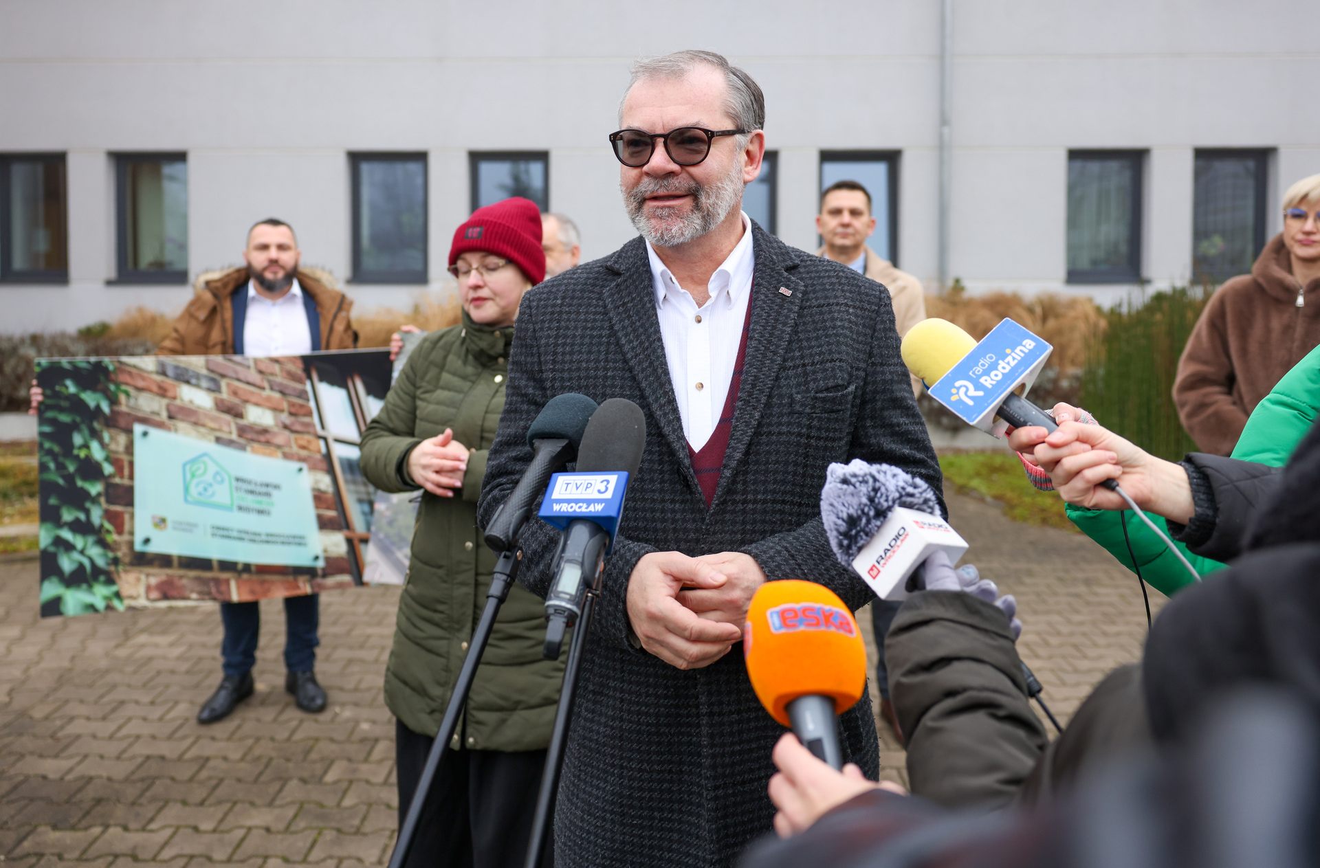 Tomasz Stoga, prezes wrocławskiego oddziału Polskiego Związku Firm Deweloperskich, podczas konferencji prasowej o Wrocławskim Standardzie Zielonego Budynku