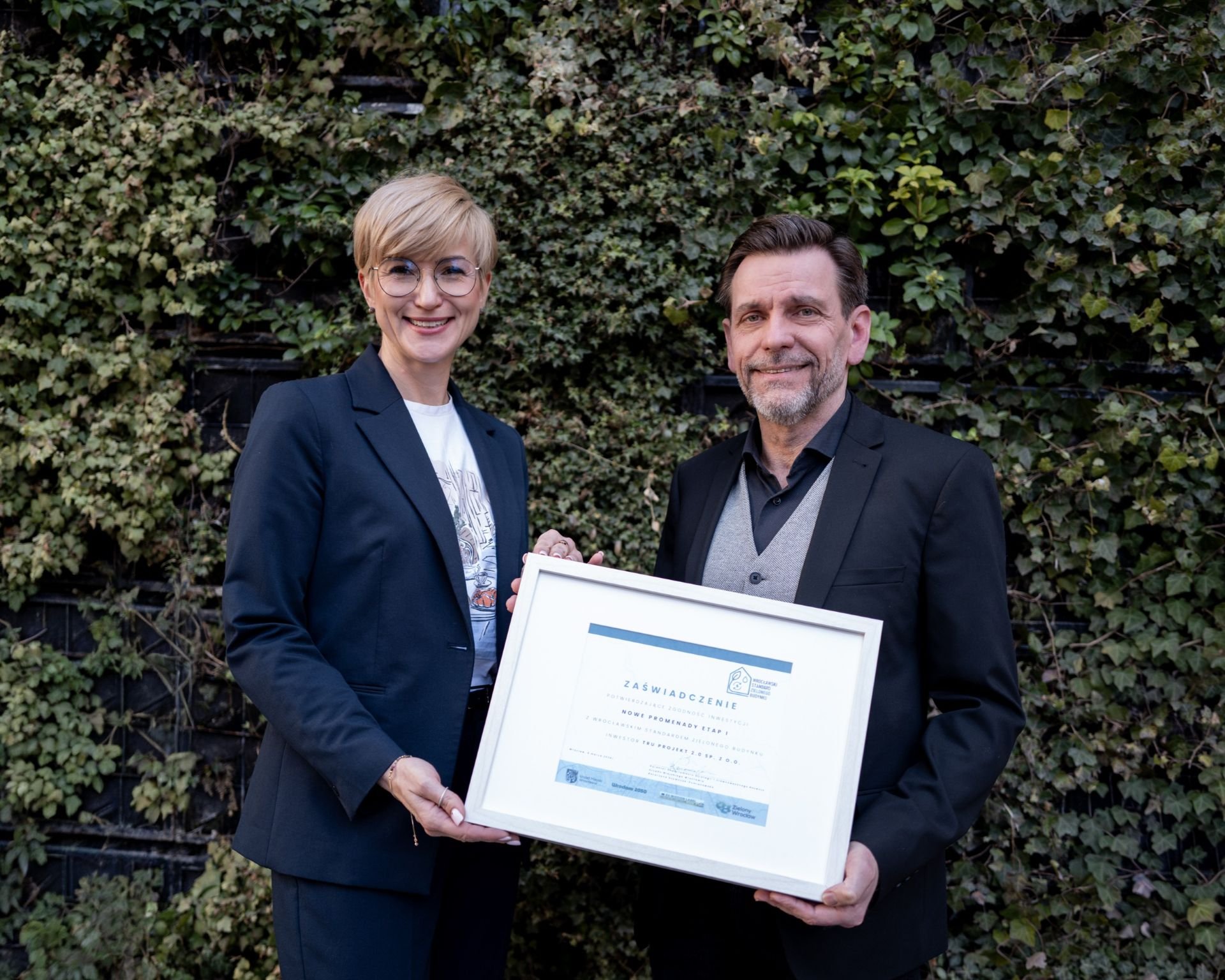 Katarzyna Szymczak-Pomianowska, dyrektorka Departamentu Strategii i Zrównoważonego Rozwoju Urzędu Miejskiego Wrocławia, wręcza zaświadczenie Henrykowi Wojciechowskiemu, prezesowi Tru Development