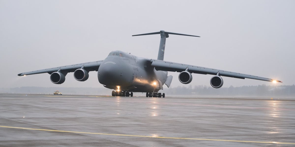 Zdjęcie ilustracyjne: Lockheed C-5M Super Galaxy na lotnisku w Rydze. Amerykańska baza wojskowa na wrocławskim lotnisku będzie zdolna do przyjmowania tych olbrzymich samolotów transportowych
