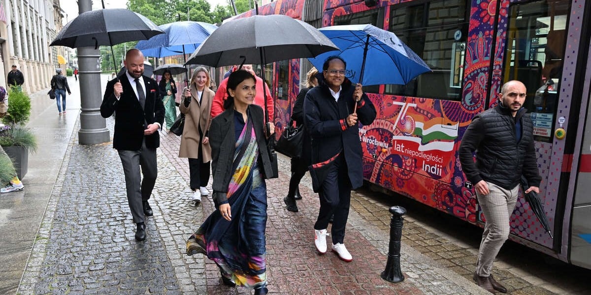 Ambasador Indii w Polsce, Nagma Mohamed Mallick (na zdjęciu w środku) pod parasolem tłumaczyła, że w jej kraju deszcz jest jednym z symboli szczęścia.