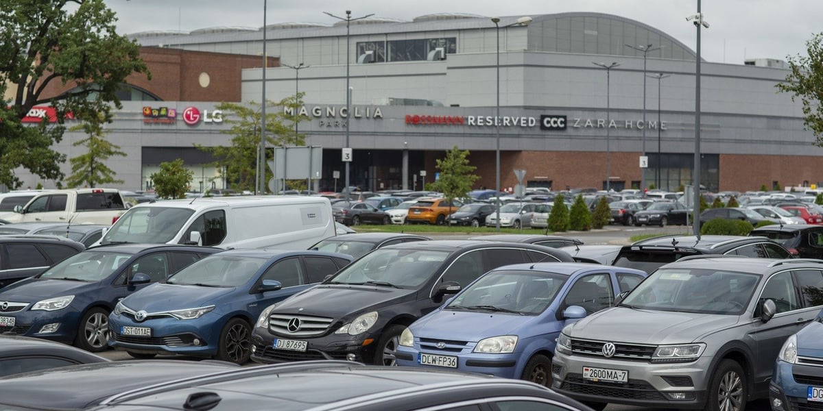 28.08.2022 niedziela handlowa we Wrocławiu: tłumy kupujących i pękające w szwach parkingi