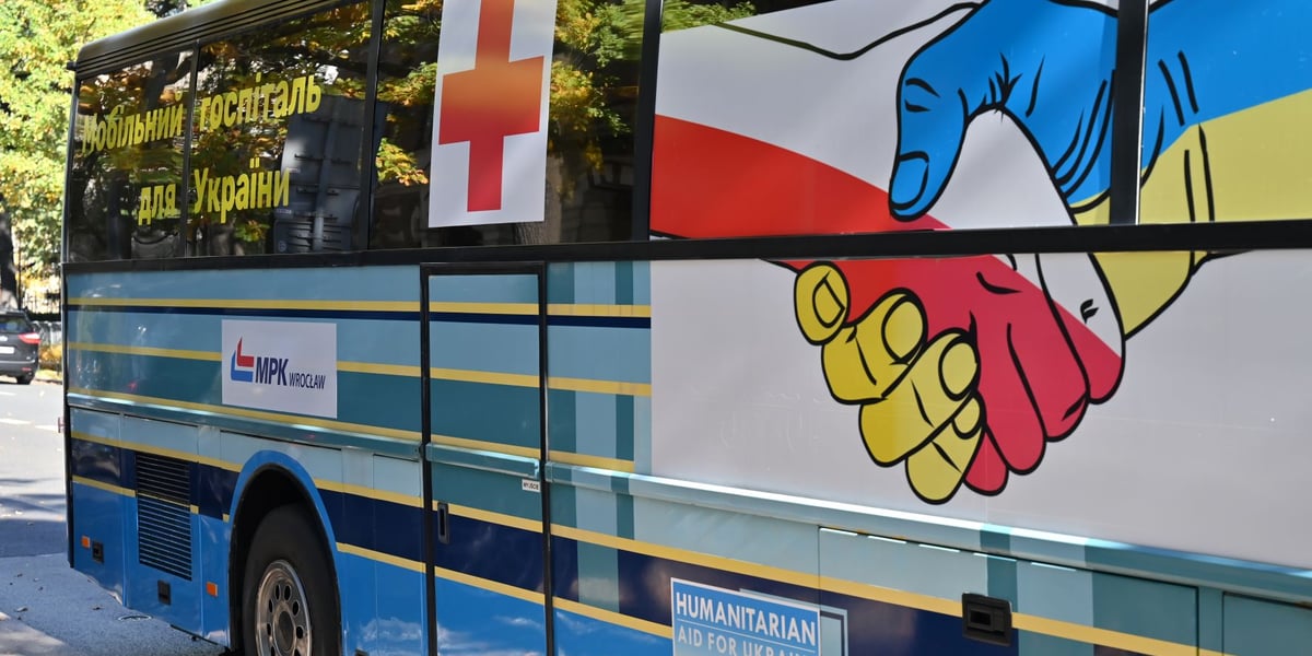 Na zdjęciu widać autokar medyczny dla Ukrainy