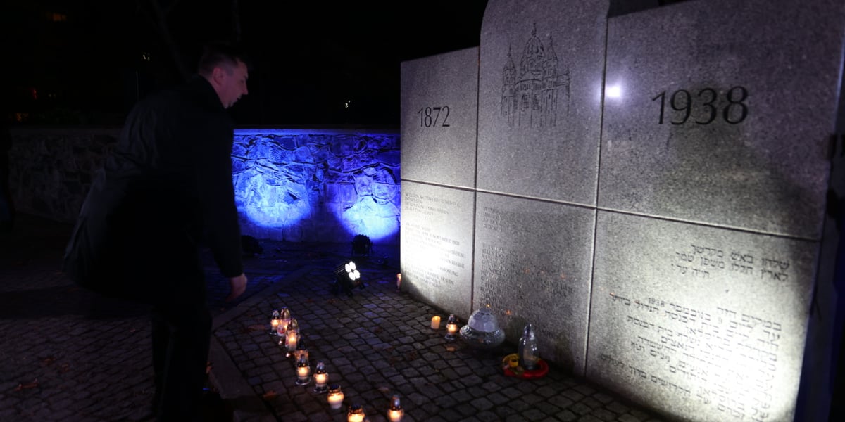 Marsz Wzajemnego Szacunku, zdjęcie pomnika Pamięci Ofiar Nocy Kryształowej, znicz zapala konsul generalny Ukrainy we Wrocławiu Jurij Tokar