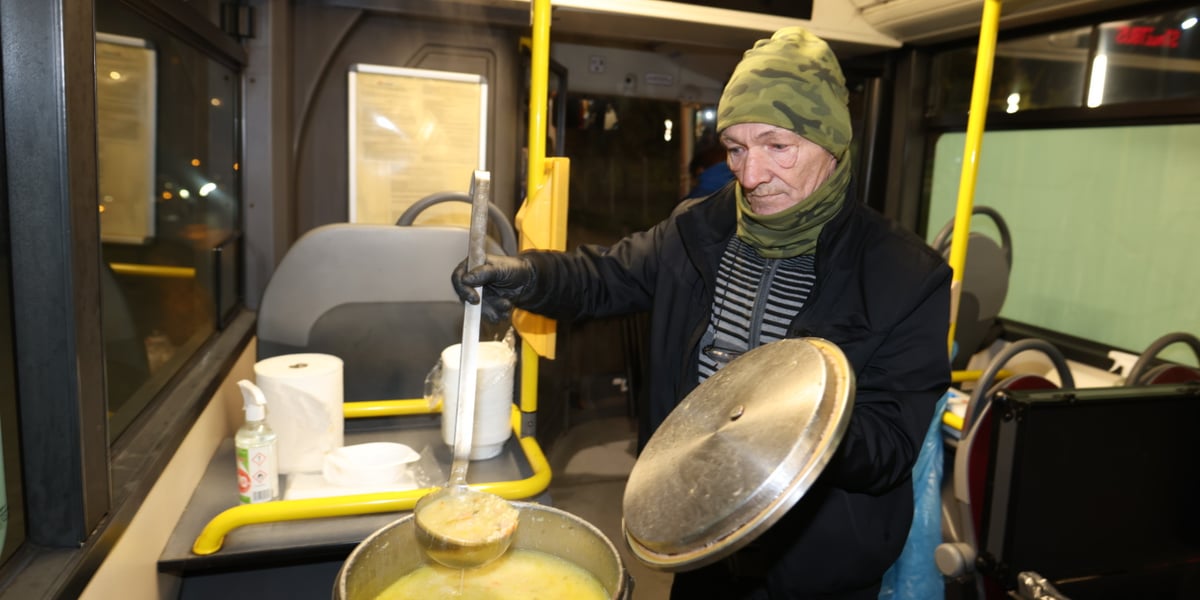 Na zdjęciu wnętrze Streetbusa - to autobus, w którym wydawane są zimą ciepłe posiłki dla osób bezdomnych i potrzebujących. Na zdjęciu widać mężczyznę, który nalewa zupę