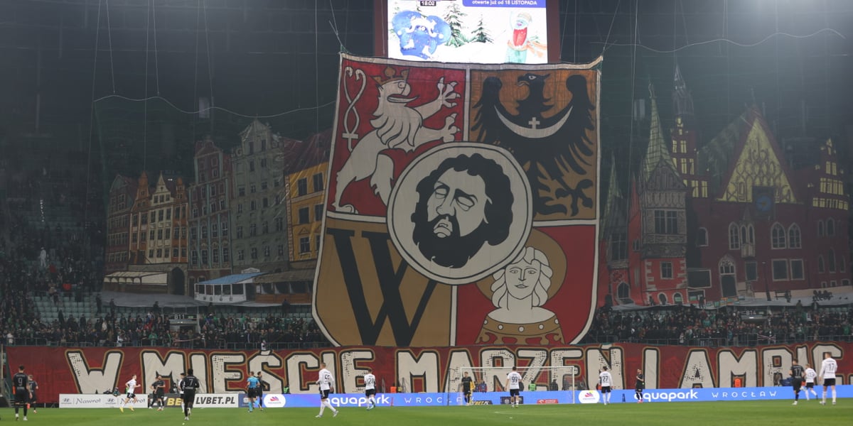 Na zdjęciu oprawa meczu na 75-lecia WKS Śląsk Wrocław, herb Wrocławia na płótnie nad trybuną