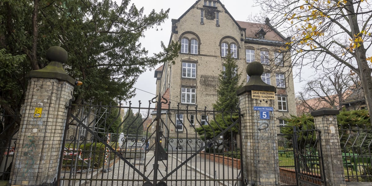 Na zdjęciu: brama i budynek szkoły zawodowej przy ul. Dawida we Wrocławiu