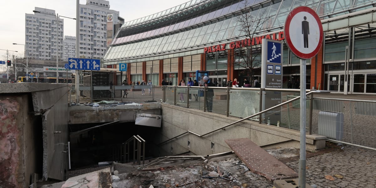 Wypadek na Rondzie Reagana we Wrocławiu. Do tragedii doszło w niedzielę wieczorem - autobus wjechał w wejście do przejścia podziemnego.  Zginął kierowca autobusu. Na zdjęciu widać zniszczenia po wypadku