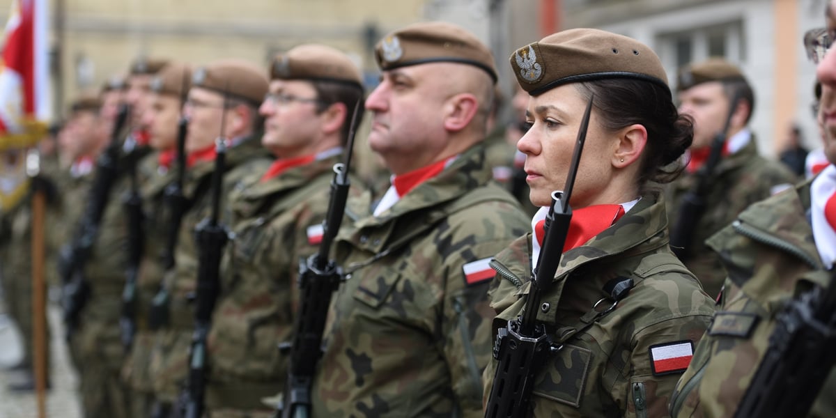 Na zdjęciu widać nowych żołnierzy Wojsk Obrony Terytorialnej, którzy w sobotę składali przysięgę na świdnickim Rynku