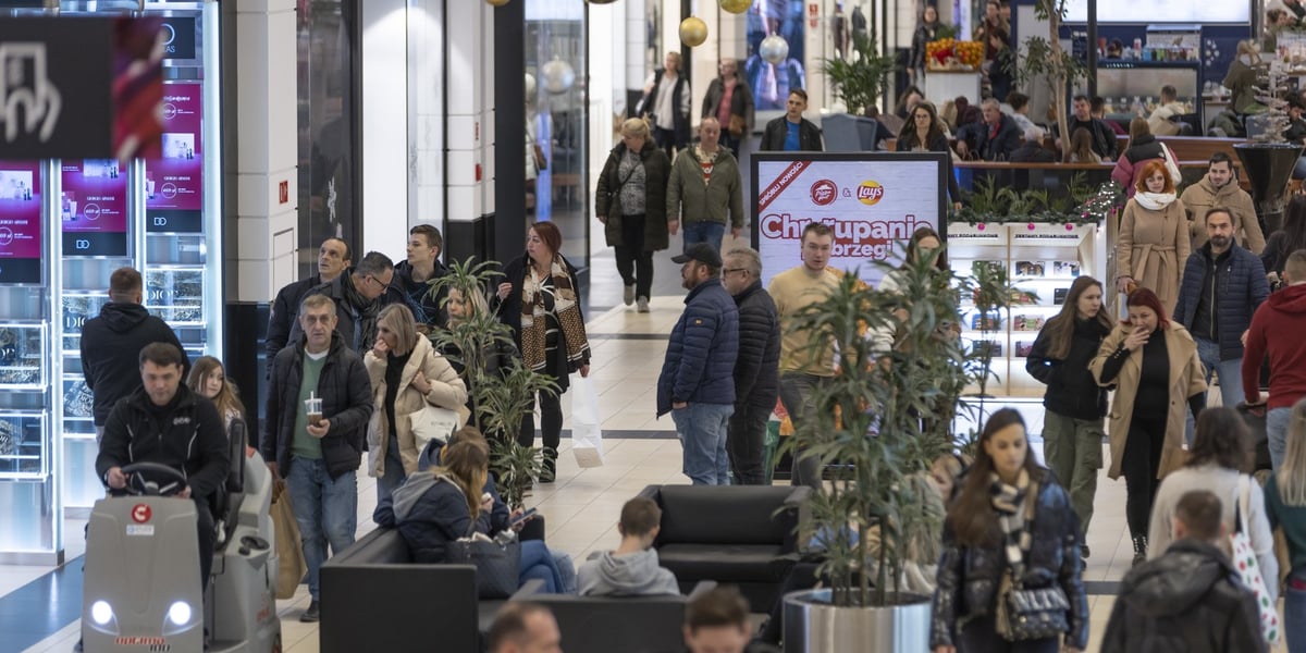 Na zdjęciu widać ludzi w galerii handlowej 