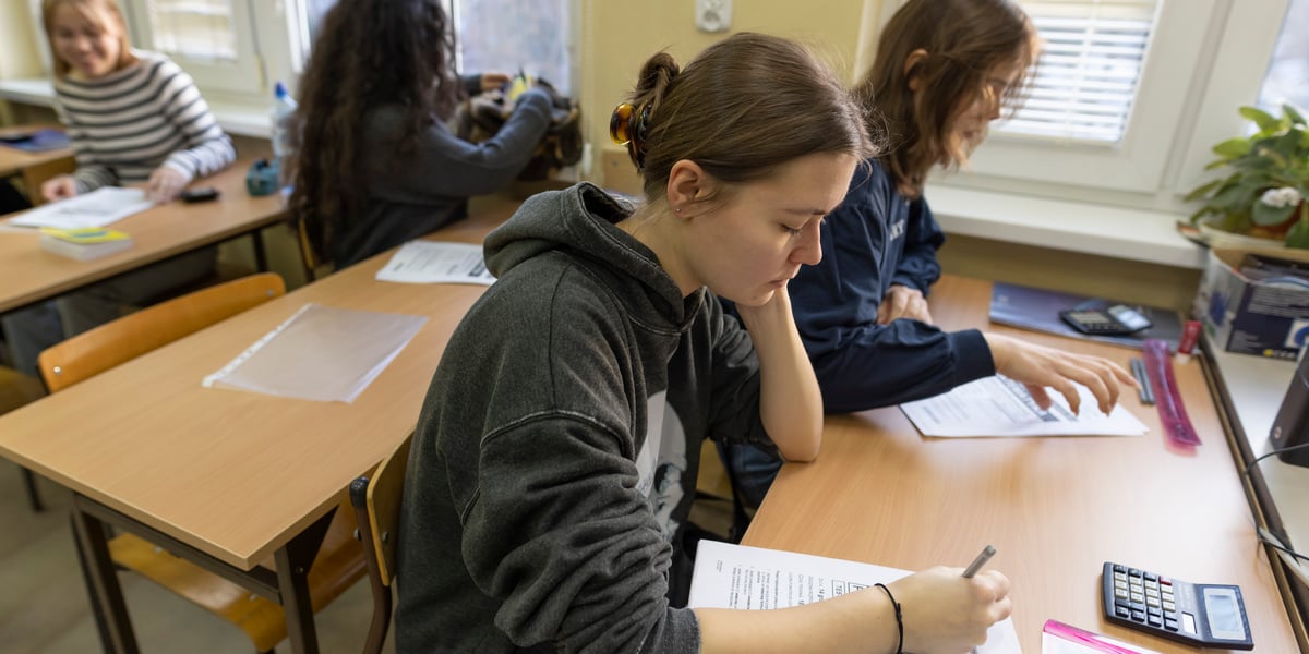 Na zdjęciu uczniowie XV LO we Wrocławiu podczas matury próbnej z matematyki 2023