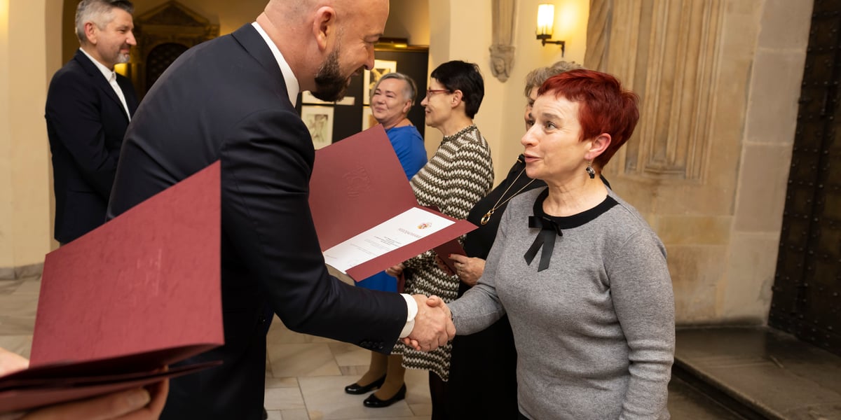 Na zdjęciu prezydent Wrocławia oraz uhonorowani nauczyciele