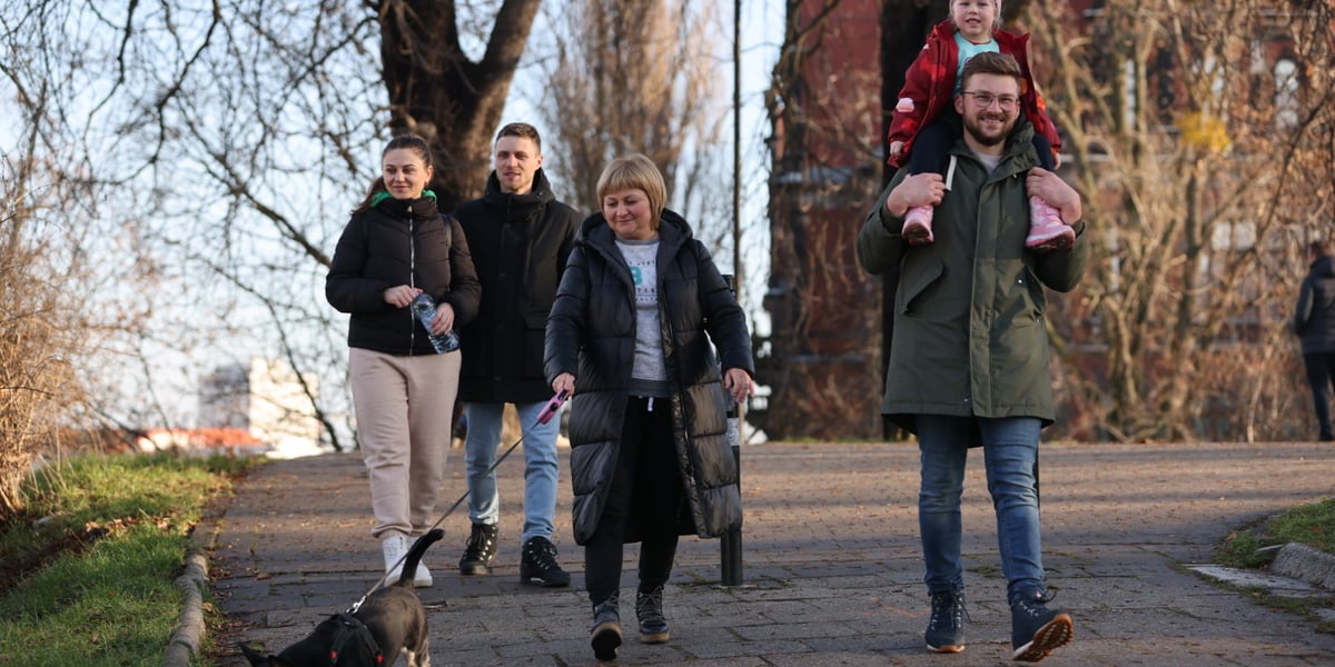 Na zdjęciu spacerowicze - rodzina z dziećmi - w okolicy bulwarów w pierwszy dzień świąt. 