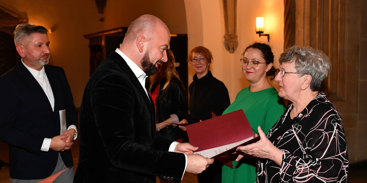 Na zdjęciu widać osoby wyróżnione dzisiaj (28.12.) przez prezydenta Wrocławia Jacka Sutryka 
