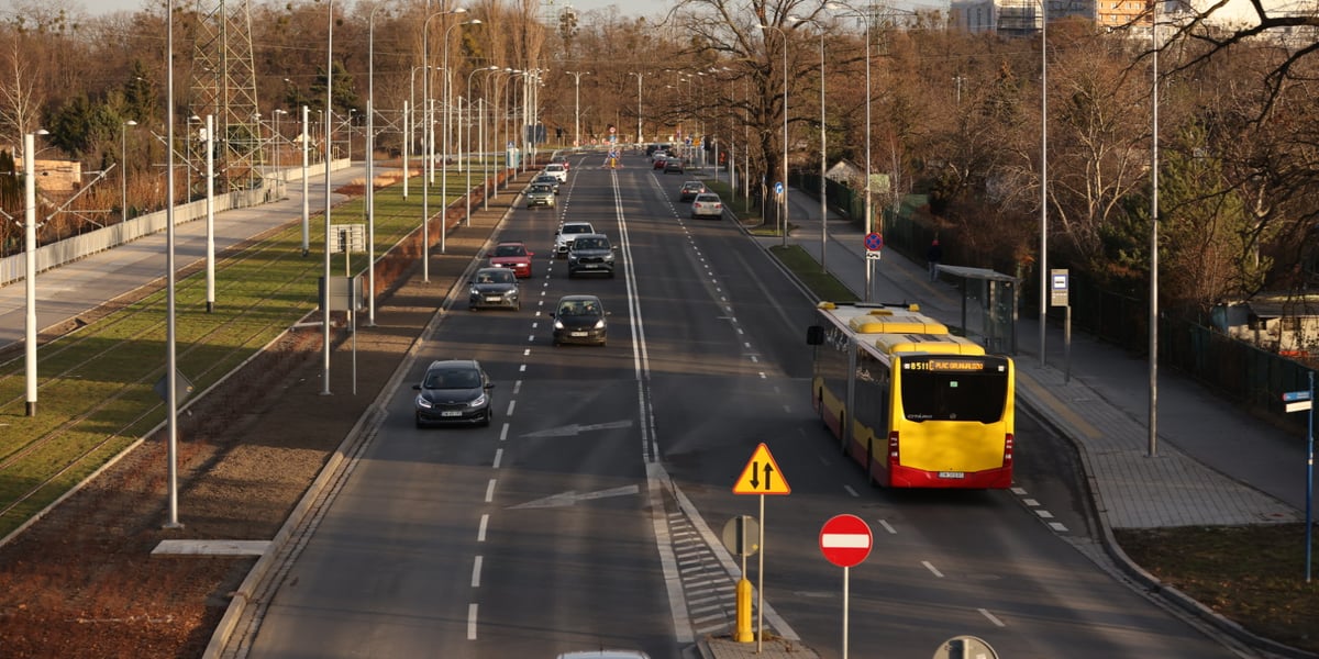 Na zdjęciu: samochody i autobus jadące wyremontowanym odcinkiem ulicy Popowickiej