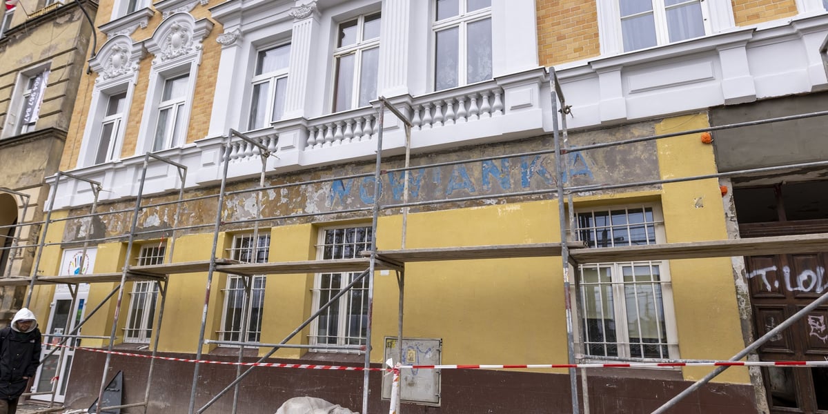 Na zdjęciu remontowana kamienica przy ul. Słowiańskiej oraz napis "Restauracja Lwowianka"