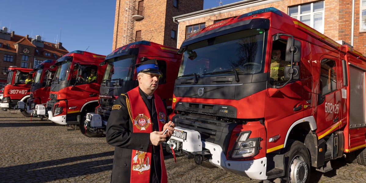 Na zdjęciu poświecenie wozów straży pożarnej we Wrocławiu podczas uroczystości przekazania pojazdów strażakom