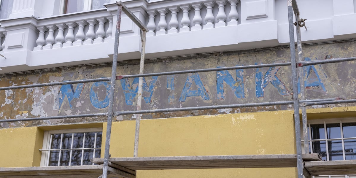 Na zdjęciu odkryty napis "Restauracja Lwowianka" na remontowanej elewacji kamienicy przy ul. Słowiańskiej 17